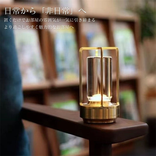 三色で整うテーブルランプ